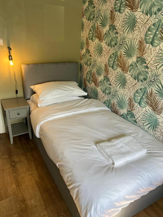 Aparthotel The Ring O'Bells Halifax Zewnętrze zdjęcie